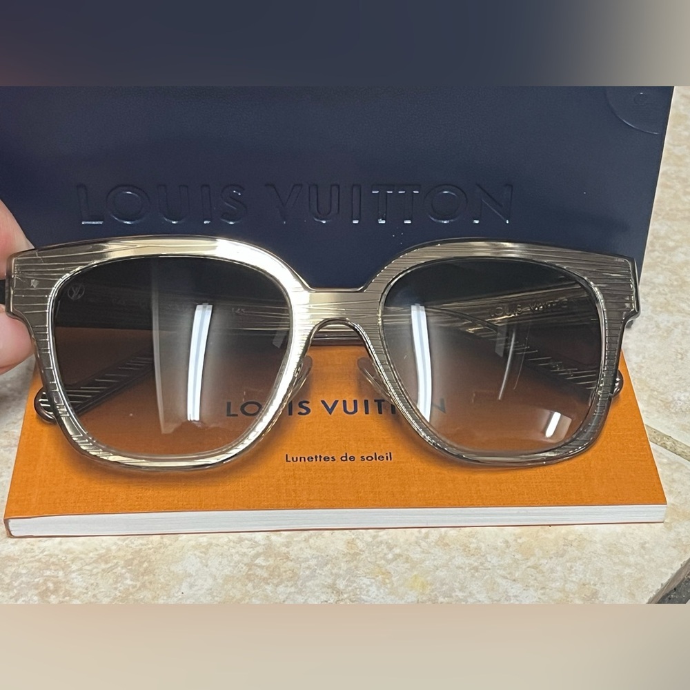 SOLD!!!!!!RARE✨LV men’s Epi Audrey sunglasses w/case, box, bag and COA - Picture 2 of 16